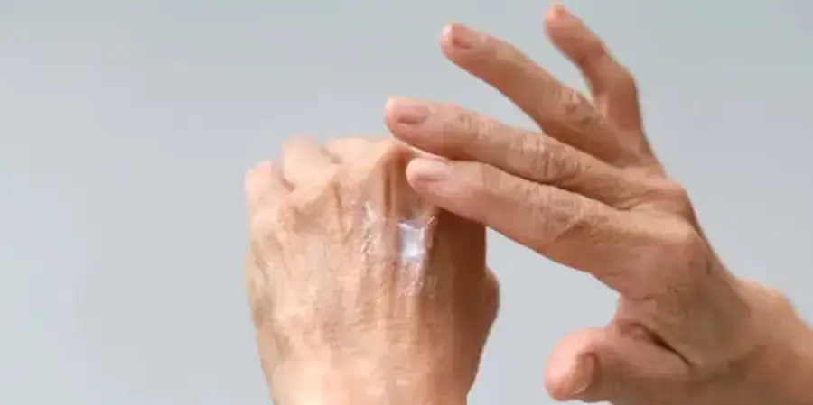 seseorang menggunakan hand body lotion