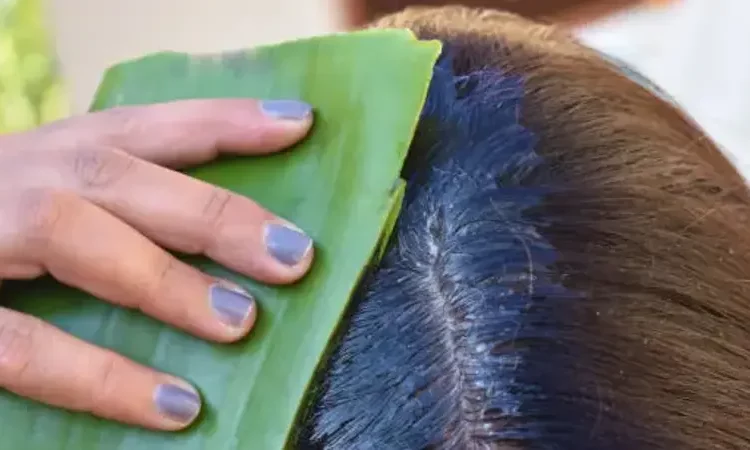 menggunakan masker aloevera