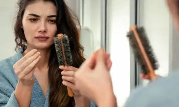 seorang wanita mengalami rambut patah