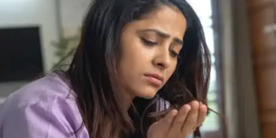 wanita mengalami kerontokan