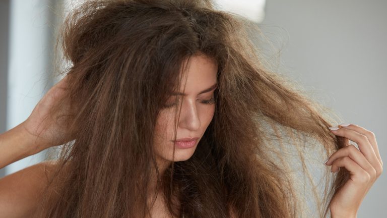 Rambut Kasar dan Kaku? Ini Cara Melemaskan Rambut dengan Cepat