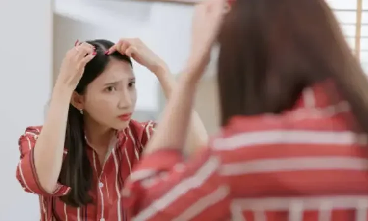 wanita-berkaca-melihat-kondisi-rambut