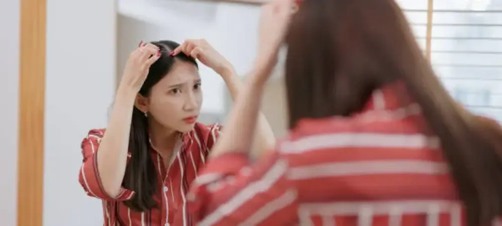 wanita-berkaca-melihat-kondisi-rambut