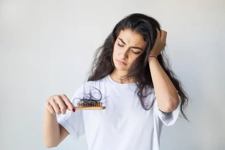 Ciri-Ciri Rambut Rontok karena Stress yang Harus Diwaspadai