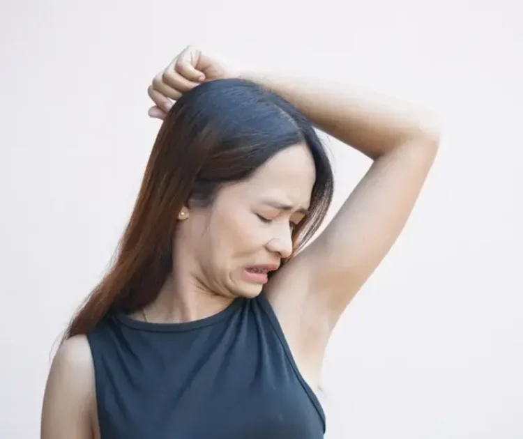 Ketiak Bau Asam? Ini Penyebab dan Cara Mengatasinya